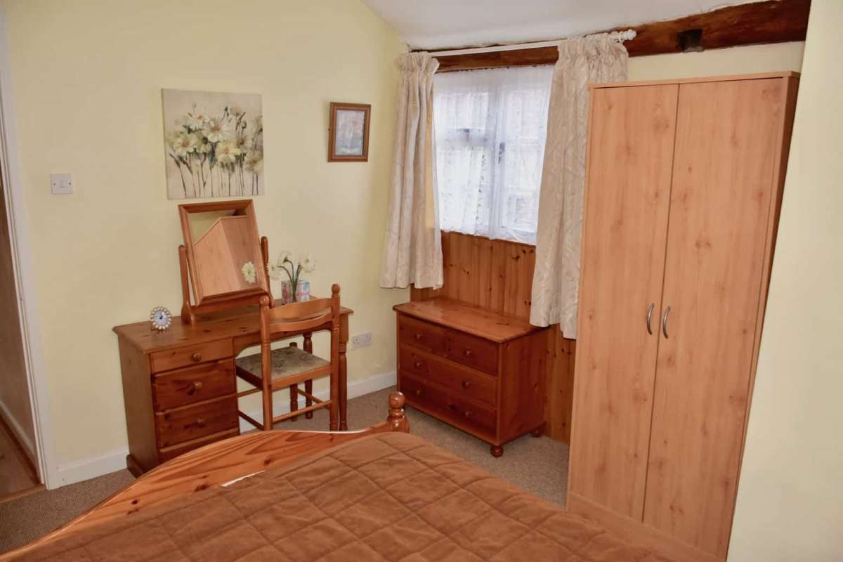 Swallow cottage bedroom with wardrobe and dressing table