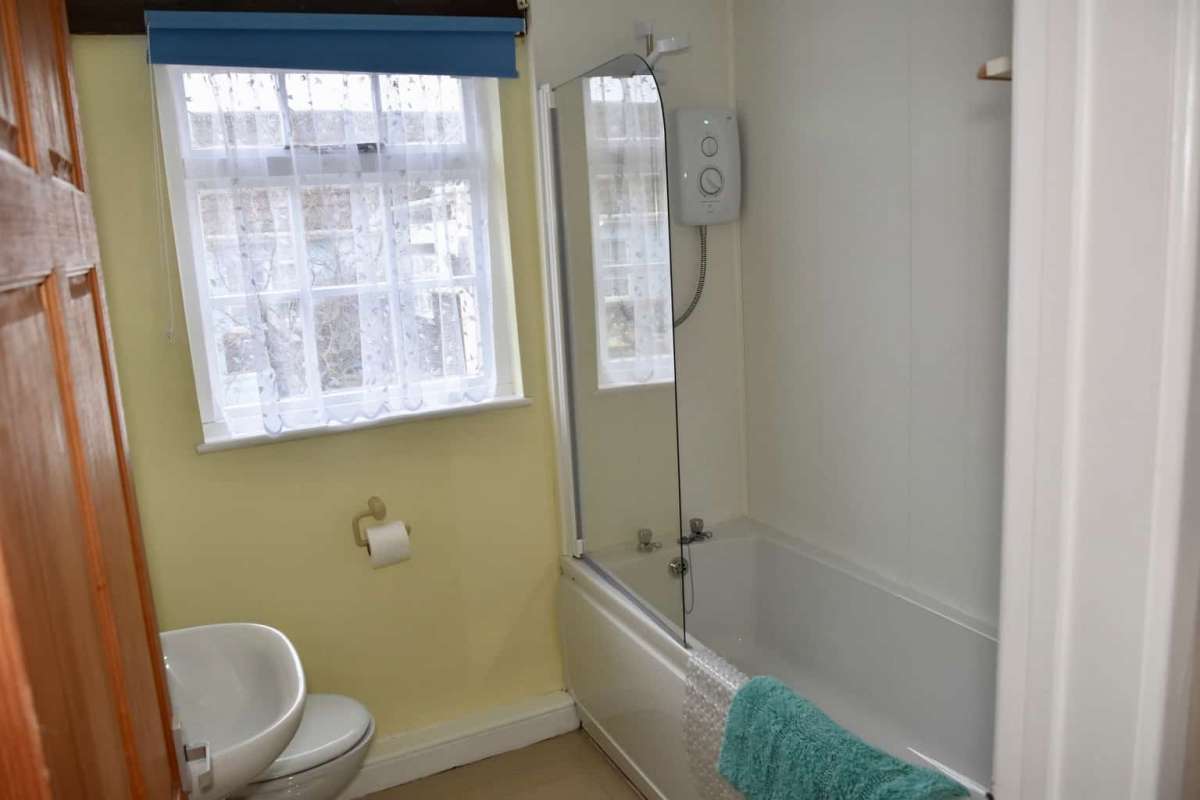 Swallow cottage bathroom with electric shower over the bath