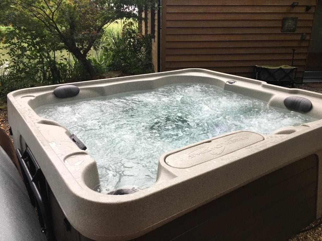 Riverside Lodge, hot tub